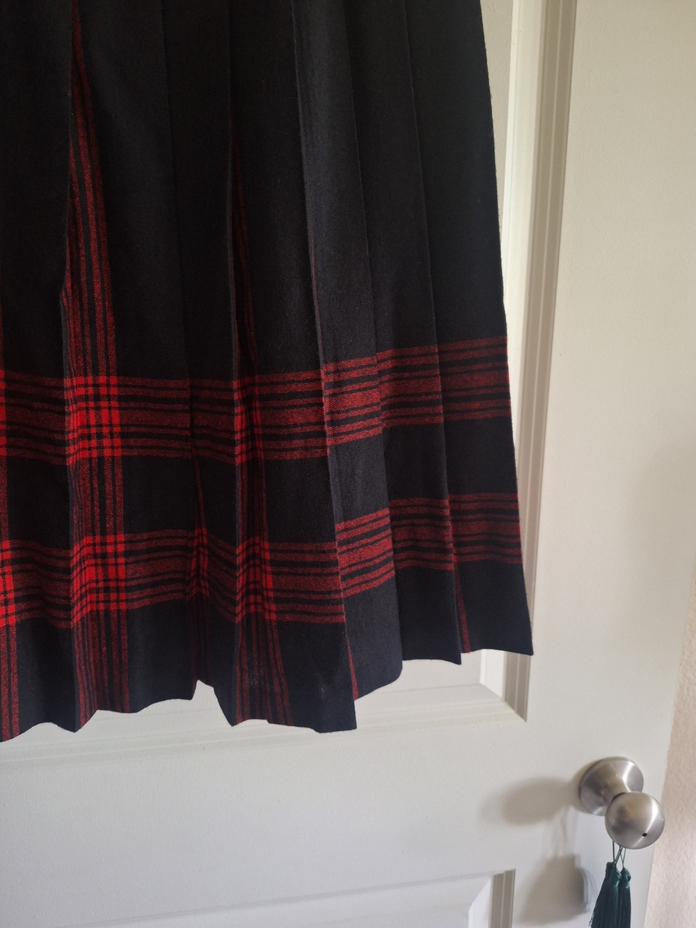 Pendleton Preloved Vinrage Black Pleated Skirt with Red Plaid Hem 100% Wool. - Picture 2 of 6